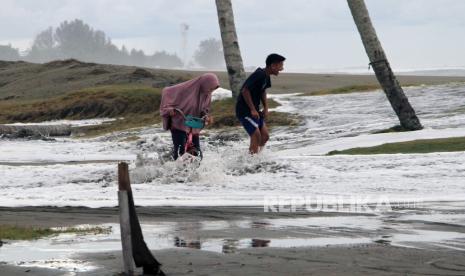 Masyarakat di pesisir selatan Jawa Barat hingga Yogyakarta diimbau untuk mewaspadai kemungkinan terjadinya rob atau banjir air pasang (Foto: ilustrasi bencana banjir rob)