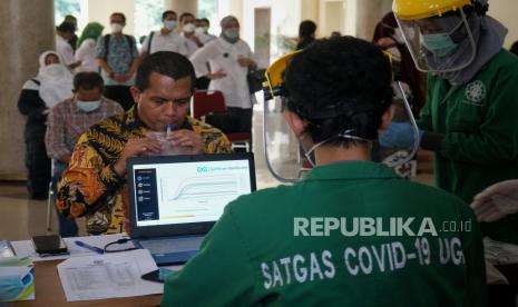 Rombongan anggota Komisi IX DPR RI mengembuskan nafas ke kantong plastik untuk mendeteksi COVID-19 yang kemudian diolah dengan alat GeNose C19 saat melakukan kunjungan kerja di Kampus UGM, Sleman, D.I Yogyakarta, Senin (15/2/2021). Dalam kunjungan kerja itu Komisi IX melihat dan mencoba secara langsung alat GeNose C19 hasil riset dan inovasi karya akademisi UGM yang saat ini telah banyak digunakan untuk alat deteksi awal COVID-19. 