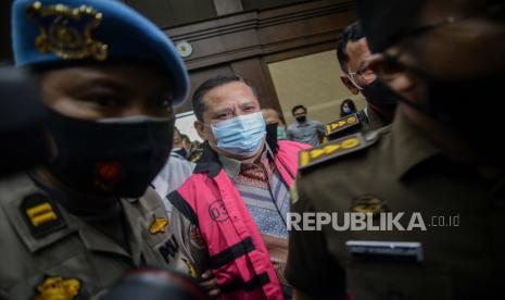 Terdakwa kasus suap penghapusan red notice Djoko Tjandra, Irjen Pol Napoleon Bonaparte menjalani sidang dakwaan di Pengadilan Negeri Jakarta Pusat, Jakarta, Senin (2/11). Irjen Napoleon Bonaparte didakwa menerima uang sebesar 200.000 dollar Singapura dan 270.000 dollar Amerika Serikat atau Rp6,1 miliar untuk penghapusan red notice terhadap Djoko Tjandra. Republika/Thoudy Badai.