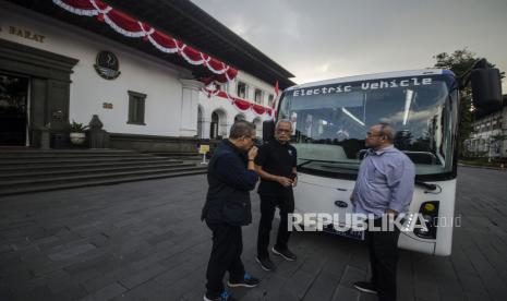 Sistem transportasi massal Bus Rapid Transit (BRT) Bandung Raya ditargetkan untuk bisa mulai beroperasi pada pertengahan 2024.