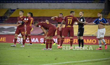 Suasana akhir laga AS Roma vs Inter Milan di Olympico, Senin (20/7).