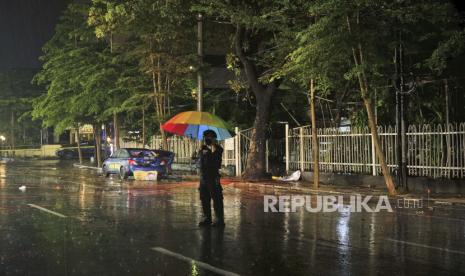 MUI dan FKUB Banten Serukan Umat Beragama Tetap Tenang. Seorang petugas polisi memegang payung di tengah hujan lebat saat dia berjaga di dekat lokasi ledakan di luar Katedral Hati Kudus Yesus di Makassar, Sulawesi Selatan, Indonesia, Minggu, 28 Maret 2021. Dua penyerang meledakkan diri di luar pasukan Romawi yang penuh sesak. Katedral Katolik selama Misa Minggu Palem di pulau Sulawesi, Indonesia, melukai sejumlah orang, kata polisi.