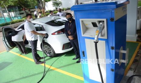 Petugas mengisi daya listrik mobil listrik di Stasiun Pengisian Kendaraan Listrik Umum (SPKLU) saat peringatan Hari Listrik Nasional Tingkat Provinsi Jawa Barat, di Parkir Timur Gedung Sate, Kota Bandung, Senin (2/11). Dalam acara yang bertajuk Masa Depan untuk Jabar Juara Lahir Batin ini dilakukan peluncuran Program Kendaraan Bermotor Listrik Jawa Barat dan peresmian SPKLU Gedung Sate.