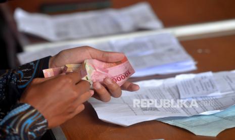 BLT BBM. Kemenaker menyalurkan BSU 2022 atau BLT Subsidi Gaji Rp 600.000 kepada para pekerja untuk mempertahankan daya beli pasca kenaikan BBM. Foto: Republika.