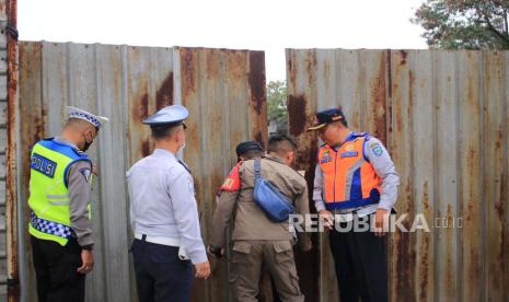 Satpol PP Bandung melakukan pemagaran lahan (ilustrasi). Satpol PP Kota Bandung telah melayangkan teguran kepada pemilik bangunan resto yang menghalangi akses jalan warga di Jalan Surya Sumantri, Kota