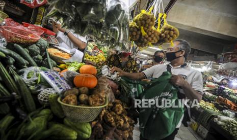 Pengunjung belanja menggunakan kantong ramah lingkungan di Pasar Tebet Barat, Jakarta, Jumat (17/7). Direktur Eksekutif Institute for Development of Economics and Finance, Tauhid Ahmad, mengatakan, rendahnya laju inflasi bahkan hingga deflasi dipicu akibat daya beli masyarakat Indonesia yang tengah jauh melemah. 