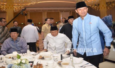 Presiden ke-6 RI sekaligus Ketua Majelis Tinggi Partai Demokrat Susilo Bambang Yudhoyono bersama  Ketua Umum Partai Demokrat Agus Harimurti Yudhoyono dan Presiden terpilih periode 2024-2029 Prabowo Subianto saat menghadiri acara silahturahmi dan buka puasa bersama dengan kader Partai Demokrat di Jakarta, Rabu (27/4/2024). Acara silahturahmi ini sekaligus menegaskan Partai Demokrat akan ikut bersama-sama membangun pemerintahan ke depan dan menyukseskan kabinet Prabowo-Gibran.