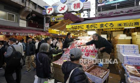 Penjua makanan laut di Tokyo, Jepang, 28 Desember 2022. 