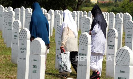  Muslim Serbia Takut Adanya Kekerasan Etnis Baru. Foto ilustrasi: Wanita Muslim Bosnia berjalan di pemakaman saat pemakaman enam Muslim Bosnia yang baru diidentifikasi di Prijedor, Bosnia dan Herzegovina, 20 Juli 2020. Pusat Penelitian dan Dokumentasi (IDC) yang berbasis di Sarajevo memperkirakan total 4.868 orang dibantai atau hilang di Prijedor selama perang Bosnia 1992-1995. Setiap tahun korban yang baru diidentifikasi dimakamkan setelah pemakaman massal.