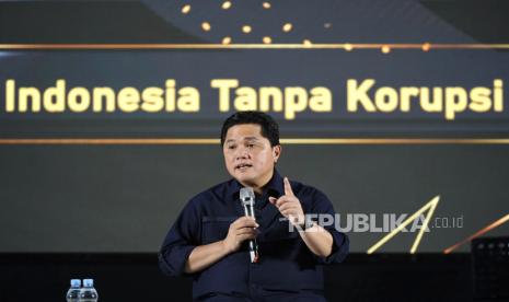 Menteri BUMN Erick Thohir saat menghadiri acara Sound Of Justice Road To Campus 2023 di Gedung Ternate Aseec Tower Universitas Airlangga, Surabaya, Jatim, Ahad (27/8/2023).