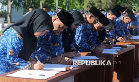 Sejumlah Aparatur Sipil Negara (ASN) menandatangani pakta integrias di Banda Aceh, Aceh, Kamis (26/9/2024). (ilustrasi)