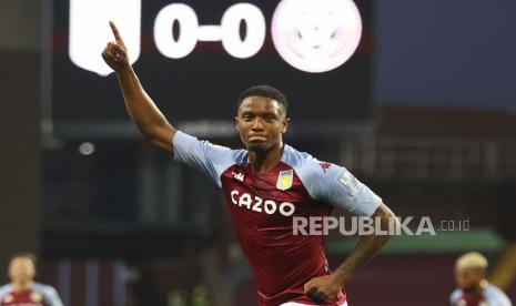  Ezri Konsa. Aston Villa menuntaskan perlawanan Leicester City 2-1 dalam lanjutan Liga Primer Inggris di Villa Park pada Ahad (5/12) pukul 23.30 WIB. Villa sempat kebobolan lebih dulu di babak pertama. Pemain belakang Aston Villa Ezri Konsa mampu memasukkan dua gol ke gawang Leicester