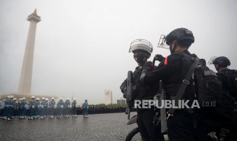 Sejumlah anggota kepolisian mengikuti Apel Gelar Pasukan Operasi Ketupat 2022 di Silang Monas, Jakarta, Jumat (22/4/2022). Operasi Ketupat 2022 ini bertujuan untuk menjamin masyarakat aman dan sehat dalam perayaan Idul Fitri 1443 H.Prayogi/Republika.