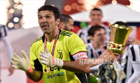 Kiper Juventus Gianluigi Buffon saat merayakan akhir pertandingan sepak bola final Coppa Italia antara Atalanta dan Juventus di Stadion Mapei di Reggio Emilia, Italia, 19 Mei 2021.