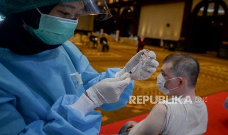 Pekerja Industri Keuangan Non Bank (IKNB) OJK mengikuti vaksinasi Covid-19 di Gedung Bidakara, Jakarta, Selasa (27/4). Menteri Kesehatan Budi Gunadi Sadikin meminta agar program vaksinasi Covid-19 kembali dipercepat pada bulan ini meskipun masyarakat masih menjalankan ibadah puasa pada bulan Ramadhan. 