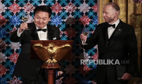 Presiden Yoon Suk-yeol dari Republik Korea (kiri) dan Presiden AS Joe Biden (kanan) bersulang saat Makan Malam Kenegaraan yang diadakan di Ruang Timur Gedung Putih di Washington, DC, AS, 26 April 2023.