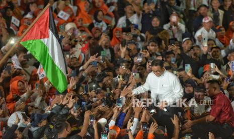 Capres nomor urut 1 Anies Baswedan menyapa pendukungnya saat menggelar kampanye terbuka di GOR Parung, Bogor, Jawa Barat, Senin (22/1/2024). Dalam kesempatan tersebut Anies mengajak untuk  bersama-sama memenangkan pasangan AMIN di Jawa Barat pada Pilpres 2024. Kegiatan kampanye ini dilakukan setelah Anies berkampanye di Bekasi pada pagi harinya.