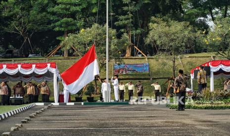 Dalam menyemarakkan Hari Ulang Tahun ke 79 Republik Indonesia (HUT RI), Artha Graha Peduli dan Artha Graha Network menggelar upacara kemerdekaan yang dilaksanakan serentak di 45 titik lokasi yang tersebar di 32 provinsi di Indonedia, diikuti oleh ribuan peserta. Adapun upacara ini di pusatkan di kawasan SCBD, Jakarta pada Sabtu (17/8/2024). Bertindak selaku Inspektur Upacara itu yakni Letjen TNI (Purn.) Kiki Syahnakri. Dalam sambutannya, ia berpesan untuk mendukung upaya pemerintah dalam melaksanakan pembangunan yang berkelanjutan menuju Nusantara Baru Indonesia Baru. 