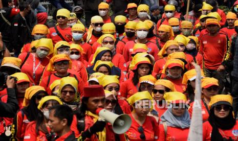 Sejunlah buruh mengikuti aksi unjuk rasa di depan gedung DPR, Jakarta, Rabu (10/8/2022). Dalam aksi tersebut mereka menuntut pemerintah untuk menghapus Omnibus law. Republika/Putra M. Akbar