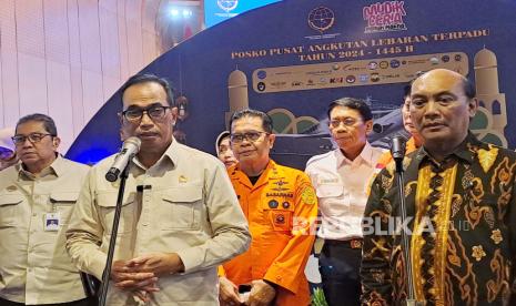 Menteri Perhubungan (Menhub) Budi Karya Sumadi dan Ketua Komite Nasional Keselamatan Transportasi (KNKT) Soerjanto Tjahjono memberikan keterangan pers usai membuka Posko Pusat Angkutan Lebaran Terpadu 2024 bersama seluruh stakeholders di Ruang Mataram, Gedung Kemenhub, Rabu (3/4/2024).