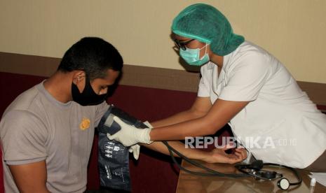 Seorang pasien positif COVID-19 yang sudah dinyatakan sembuh melakukan tes tekanan darah di kantor Palang Merah Indonesia (PMI) ketika hendak mendonorkan plasma darahnya  Kupang, NTT, Selasa  (19/5/2020). Sebanyak lima pasien positif COVID-19 yang sudah dinyatakan sembuh dari kluster Sukabumi mendonorkan plasma darahnya untuk diperiksa dan diteliti untuk bisa menyembuhkan pasien COVID-19 yang masih dirawat jika diperlukan