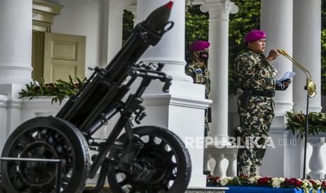 Kepala Staf TNI Angkatan Laut (KSAL) Laksamana TNI Yudo Margono (kanan) memimpin upacara HUT ke-75 Korps Marinir TNI Angkatan Laut (AL) di Markas Komando Korps Marinir, Jalan Prajurit KKO Usman dan Harun, Jakarta, Senin (16/11/2020). Upacara peringatan tersebut mengangkat tema 