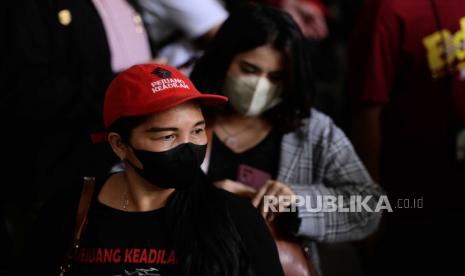 Pendukung dari mendiang Brigadir Nofriansyah Yosua Hutabarat saat menghadiri sidang vonis Ferdy Sambo di Pengadilan Negeri Jakarta Selatan, Senin (13/2/2023). Pendukung berharap Bharada Richard Eliezer dibebaskan usai Ferdy Sambo divonis mati.