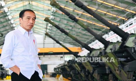 Presiden Joko Widodo berkunjung ke PT Pindad (Persero) dalam kunjungan kerjanya ke Provinsi Jawa Barat, pada Selasa (19/9/2023). Dalam kunjungan tersebut, Kepala Negara sempat menaiki kendaraan taktis (rantis) Maung buatan Pindad yang dikemudikan langsung oleh Menteri Pertahanan Prabowo Subianto.Tampak Presiden Jokowi turut meninjau sejumlah hasil produksi PT Pindad.