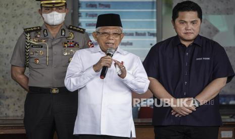 Wakil Presiden Maruf Amin (tengah) didampingi Menteri BUMN Erick Thohir (kanan) menyapa warga terdampak kebakaran Depo Pertamina Plumpang. Menteri BUMN Erick Thohir menegaskan bahwa sebagai bagian solusi pasca insiden kebakaran di Terminal Bahan Bakar Minyak (TBBM) Plumpang pihaknya telah menyiapkan beberapa langkah strategis.