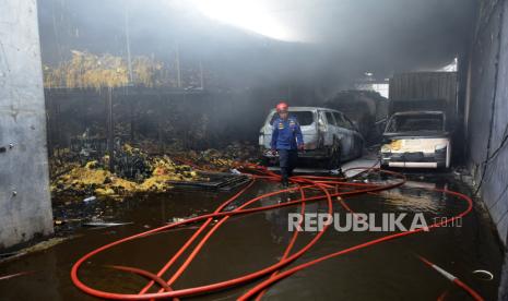 Petugas pemadam kebakaran (Damkar) melakukan proses pendinginan gudang yang terbakar di Jalan Malino, Kabupaten Gowa Sulawesi Selatan, Jumat (12/4/2024). Pihak Damkar Gowa dibantu Damkar Kota Makassar mengerahkan 9 armada untuk memadamkan kebakaran gudang sembako yang terjadi pada pukul 06.30 Wita dengan kerugian ditaksir lebih dari Rp500 juta, sementara penyebab kebakaran masih diselidiki pihak berwajib. 