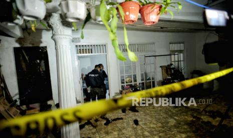 Suasana rumah wanita yang tewas ditembak di Mabes Polri di Gang Taqwa, Ciracas, Jakarta Timur, Rabu (31/3). Jenazah wanita yang diduga terkait insiden penembakan di Mabes Polri dengan inisial ZA tersebut kini sudah berada di Rumah Sakit Polri Kramat Jati sekitar pukul 19.10 WIB. 