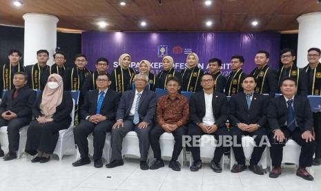 Program Studi Profesi Arsitektur Fakultas Teknik Sipil dan Perencanaan Universitas Islam Indonesia (FTSP UII) menggelar upacara Sumpah Keprofesian Arsitek angkatan 10 tahun akademik 2022/2023 di Auditorium Gedung Moh Natsir UII, Kamis (26/1). 