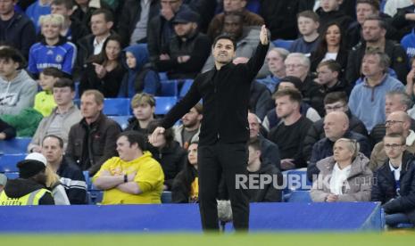 Manajer Arsenal Mikel Arteta memberi isyarat kepada para pemainnya selama pertandingan sepak bola Liga Premier Inggris antara Chelsea dan Arsenal di Stamford Bridge di London, Rabu, 20 April 2022.