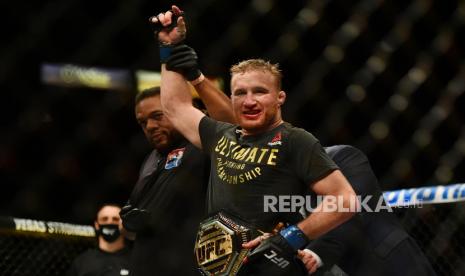 Justin Gaethje (kanan) meraih sabuk juara interim kelas ringan UFC usai mengalahkan Tony Ferguson pada laga UFC 249 di VyStar Veterans Memorial Arena, Florida, AS, Ahad (10/5).