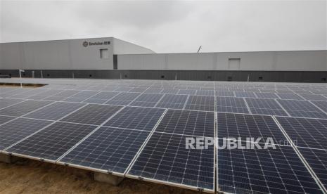  Pekerja berjalan di Ordos Net-zero Industrial Park di Kota Ordos, Cina, 24 April 2023. 