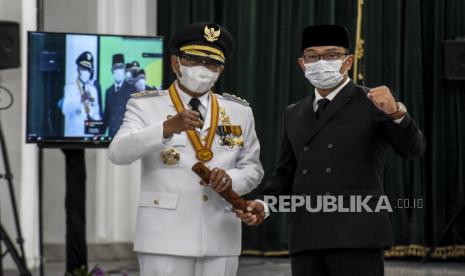 Gubernur Jawa Barat Ridwan Kamil (kanan) berfoto bersama Wali Kota Tasikmalaya Muhammad Yusuf (kiri) saat upacara pengambilan sumpah jabatan dan pelantikan Wali Kota Tasikmalaya di Gedung Sate, Kota Bandung, Jumat (10/9). Muhammad Yusuf dilantik sebagai Wali Kota Tasikmalaya oleh Gubernur Jawa Barat Ridwan Kamil dengan sisa masa jabatan periode 2017-2022. 