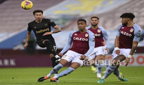 Pemain West Ham United Jesse Lingard  (kiri) dan Ezri Konsa dari Aston Villa menantang bola selama pertandingan sepak bola Liga Premier Inggris antara Aston Villa dan West Ham United di Villa Park di Birmingham, Inggris, Kamis (4/2).