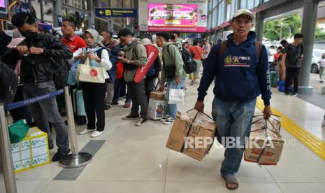 Pemudik membawa barangnya di area Stasiun Pasar Senen, Jakarta, Sabtu (6/4/2024). Pada H-4 Lebaran 2024, PT Kereta Api Indonesia (KAI) Daop 1 Jakarta mencatat sebanyak 47.005 penumpang meninggalkan Jakarta pada arus mudik Lebaran 2024 melalui Stasiun Pasar Senen, Stasiun Gambir dan Stasiun Jakarta Kota. Untuk diketahui, KAI Daop 1 Jakarta menyediakan sebanyak 1.688 perjalanan Kereta Api Jarak Jauh (KAJJ) selama angkutan lebaran 2024 dari tanggal 31 Maret-21 April 2024 mendatang, dengan rata-rata 77 perjalanan KAJJ setiap harinya.