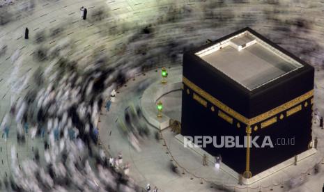 Karantina Membuat Percepatan Umroh Terhambat. Foto: Dalam foto yang diambil dengan kecepatan rana lambat ini, jamaah umroh mengelilingi Ka'bah.