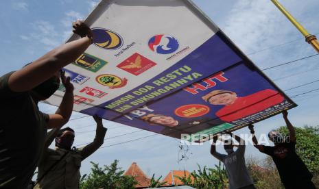 Petugas Satuan Polisi Pamong Praja (Satpol PP) Klaten mencopot poster alat peraga kampanye (APK) di Kabupaten Klaten, Jawa Tengah, Jumat (25/9/2020). Penertiban APK para calon Bupati oleh Satpol PP dan Bawaslu Klaten tersebut dilakukan karena melanggar aturan masa kampanye yang telah ditetapkan. 