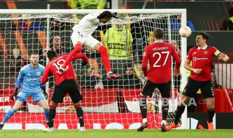  Kapten Manchester United (MU) Harry Maguire (kanan) saat mencetak gol bunuh diri dalam laga leg pertama perempat final UEFA Liga Europa antara Manchester United dan Sevilla FC in Manchester, Inggris, 13 April 2023. MU ditahan imbang 2-2 Sevilla di laga tersebut. 