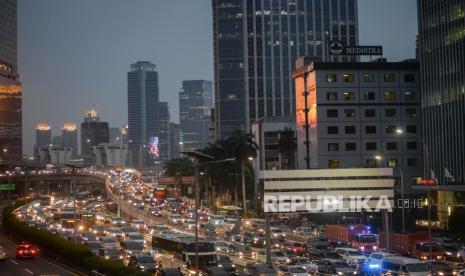 Sejumlah kendaraan terjebak macet saat jam pulang kerja di Jalan Gatot Subroto, Jakarta, Jumat (11/9). Gubernur DKI Jakarta Anies Baswedan mewajibkan sebagian besar perkantoran non-esensial untuk melakukan pekerjaan di rumah atau work from home berlaku saat pembatasan sosial berskala besar (PSBB) secara total pada 14 September 2020 mendatang. Republika/Thoudy Badai