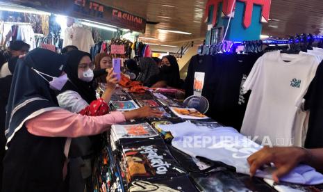 Warga mulai berbelanja untuk Lebaran (ilustrasi). Warga diminta untuk tidak panic buying atau panik beli menjelang Lebaran 2023.