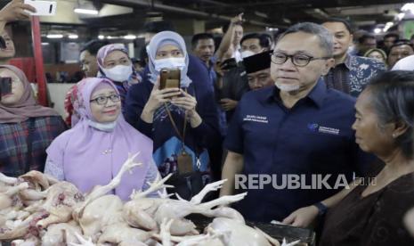 Menteri Perdagangan Zulkifli Hasan melakukan kunjungan pasar di Surabaya untuk mengecek harga bahan pokok, Jumat (7/4/2023). Menteri Perdagangan Zulkifli Hasan melakukan kunjungan ke pasar Peterongan, Semarang, Jawa Tengah. Menurut Zulhas, harga bahan pokok cenderung mengalami penurunan. 