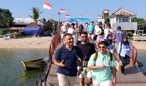 Wisatawan berjalan di dermaga untuk menyeberang ke destinasi wisata Nusa Penida dan Gili Trawangan, NTB  menggunakan kapal cepat di Pelabuhan Serangan, Denpasar, Bali, Jumat (1/9/2023). Pengelola pelabuhan menyebut rata-rata kapal cepat yang berangkat melayani penyeberangan mencapai 27 kapal per hari dengan jumlah penumpang 800-900 orang yang didominasi wisatawan dari China, India dan Eropa. 