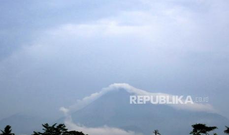 Gunung Merapi terlihat jelas dari Candibinangun, Pakem, Sleman, Yogyakarta, Kamis (5/11). BPPTKG menaikkan status Gunung Merapi dari Waspada menjadi pada Siaga pada Kamis (5/11) siang. Dan warga diminta mewaspadai peningkatan aktivitas vulkanik Gunung Merapi. Aktivitas vulkanik Merapi saat ini bisa berlanjut ke erupsi yang membahayakan penduduk.