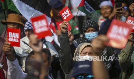 Sejumlah pengunjuk rasa dari Aliansi Rakyat Indonesia Bela Palestina mengangkat kartu merah saat aksi Bela Palestina di kawasan Patung Arjuna Wiwaha, Jakarta, Ahad (21/7/2024). 