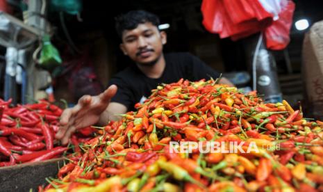 Pedagang cabai rawit merah menunggu pembeli (Ilustrasi)