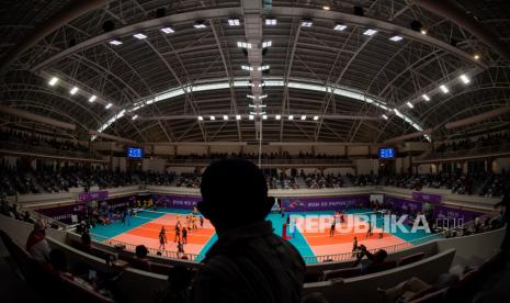 Suasana tribun penonton saat menyaksikan pertandingan bola voli Indoor Putra di GOR Voli Indoor Koya Kosa, Kota Jayapura, Papua Senin (4/10). PON XX Papua digelar pada masa pandemi Covid-19 dengan menerapkan protokol kesehatan seperti penggunaan masker, pembatasan jumlah penonton, serta menjaga jarak di setiap arena. Republika/Thoudy Badai