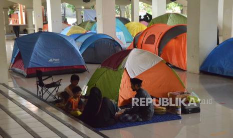 Ratusan peserta itikaf mendirikan tenda untuk mengikuti itikaf 10 Malam Terakhir Ramadhan 1445 H di Masjid Raya Habiburrahman PTDI, Kota Bandung, Jawa Barat, Ahad (31/3/2024). Dalam kegiatan untuk meraih keutamaan malam lailatul qadar ini, peserta melaksanakan berbagai kegiatan ibadah khususnya membaca Alquran. Acara berlangsung dari 31 Maret hingga 9 April 2024.